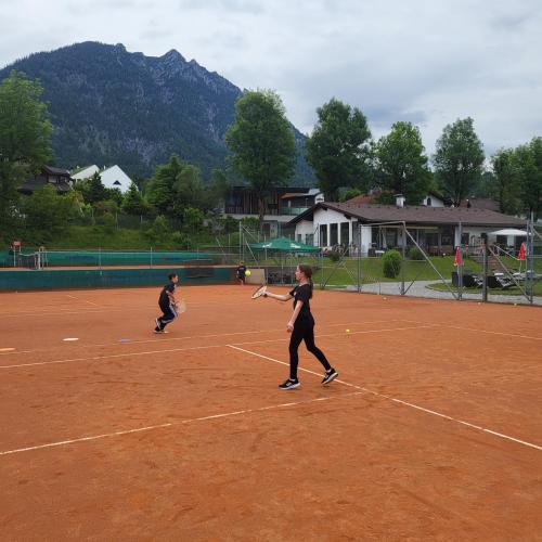 Zwei Schülerinnen am Tennisplatz.