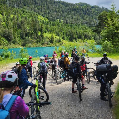 Foto der Schüler:innen am Fahrrad.