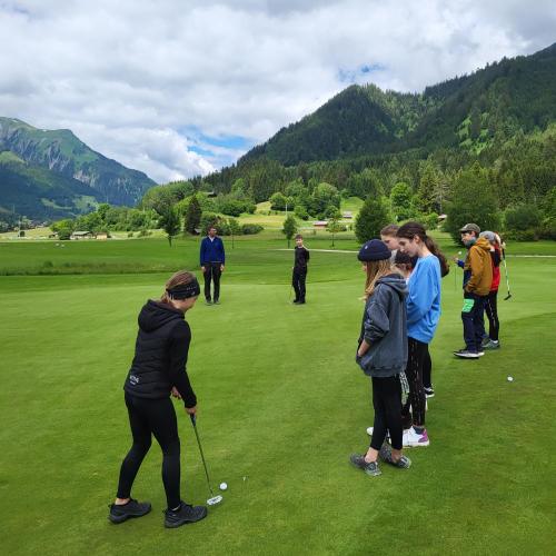 Schüler:innen beim Golfen in Lermoos.