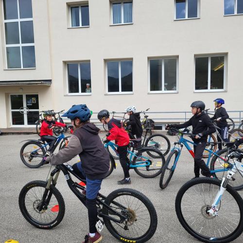 Schüler:innen im Pausenhof auf ihren Fahrrädern bereit zur Abfahrt.