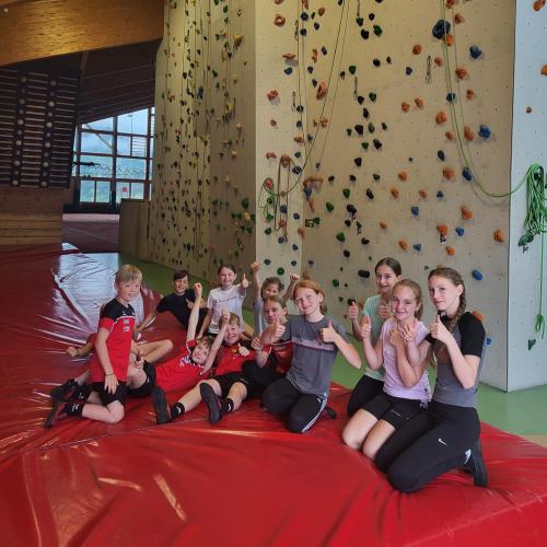 Gruppenfoto der Mädels in der Boulderhalle in Ehrwald.
