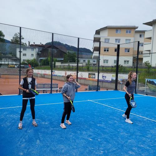 Schüler:innen am Paddelplatz.