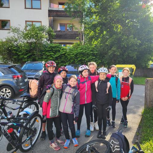 Gruppenfoto der Schüler:innen kurz vor Abfahrt mit den Fahrrädern.
