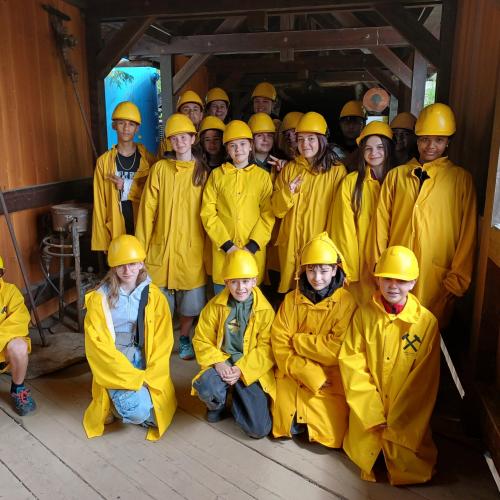 Kinder im Bergwerk mit der Schutzkleidung.