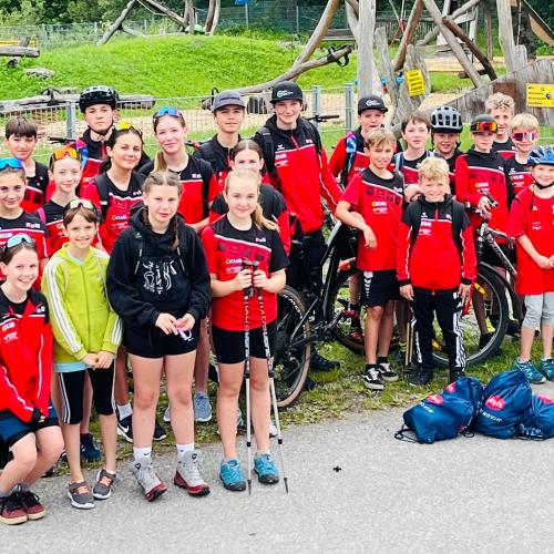 Gruppenfoto aller Teilnehmer:innen der MSK mit ihrem Lehrpersonen.