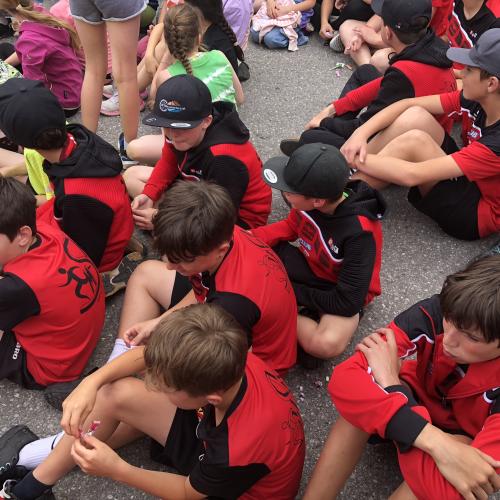 Schüler:innen der MSK sitzen auf dem Boden und warten auf die Ergebnisse.