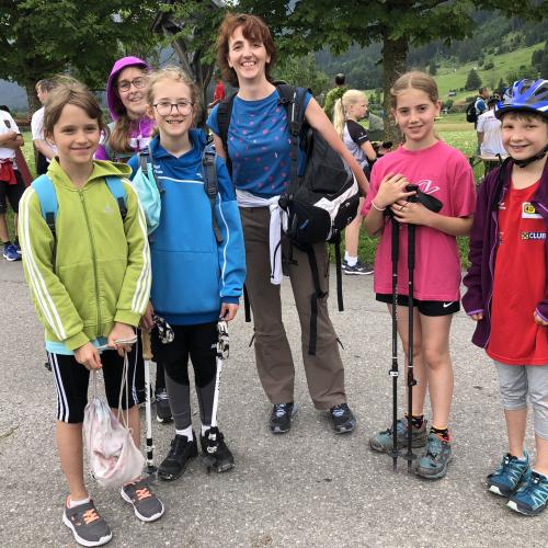Gruppenfoto von Kindern mit einer Zuschauerin. 