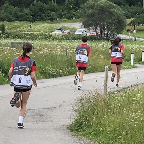 Schüler:innen bestreiten die Laufetappe.