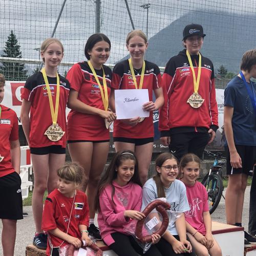 Schüler:innen am Siegerpodest der Lechaschauchallenge.