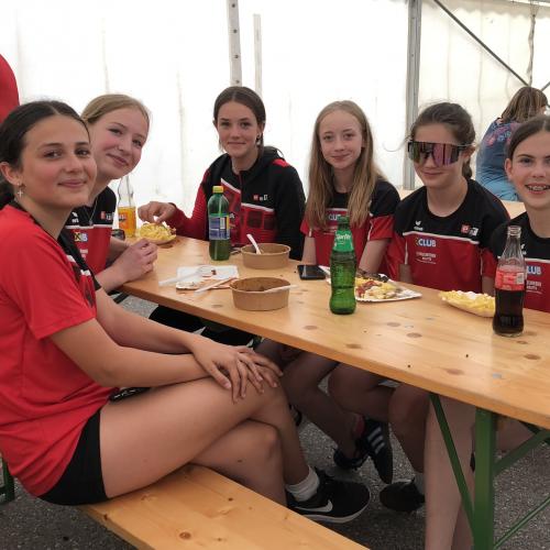 Foto von Schüler:innen beim Jausnen.