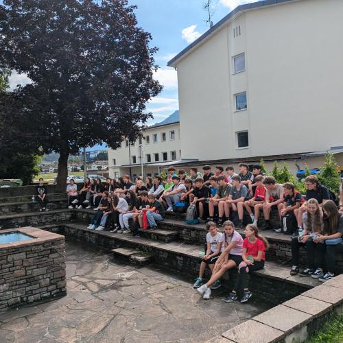 Gruppenfoto aller drei Klassen nach dem Volleyballturnier.