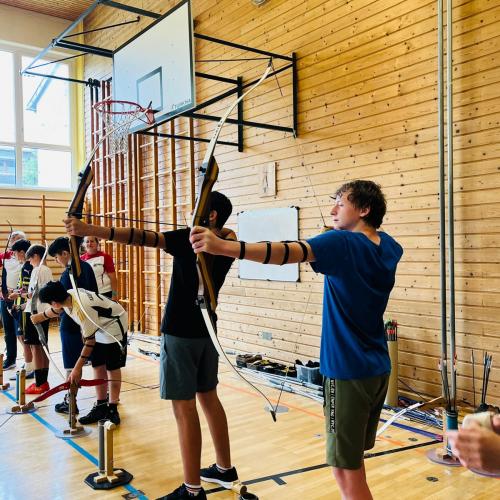 Schüler der 3D beim Bogenschießen.