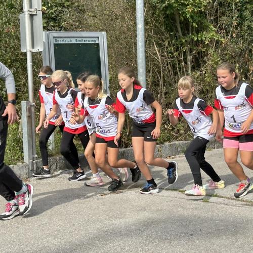 Schülerinnen der 1. Klasse beim Start