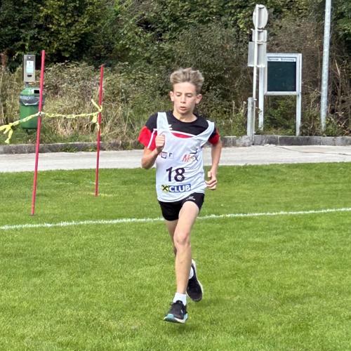 Schüler der 1. Klasse beim Laufen