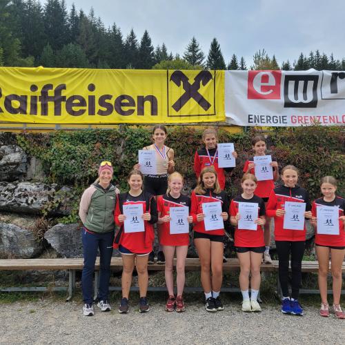 Schülerinnen der 3. Klasse bei der Preisverteilung