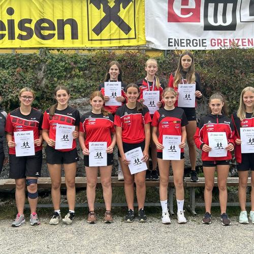 Schülerinnen der Klasse 4a bei der Preisverteilung