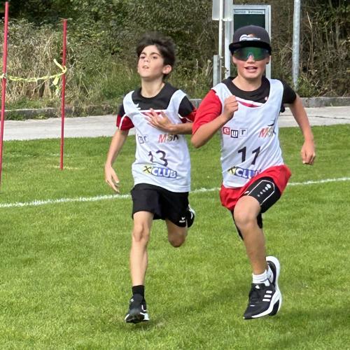 Zwei Schüler der 1. Klasse beim Laufen