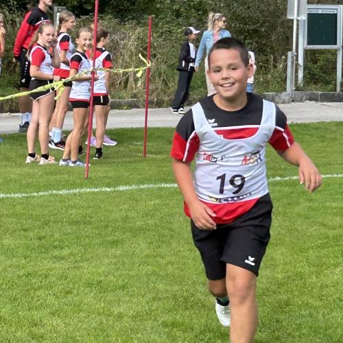 Schüler der 1. Klasse beim Laufen