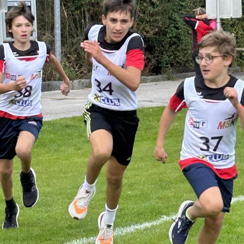 Drei Schüler der 2. Klasse beim Laufen