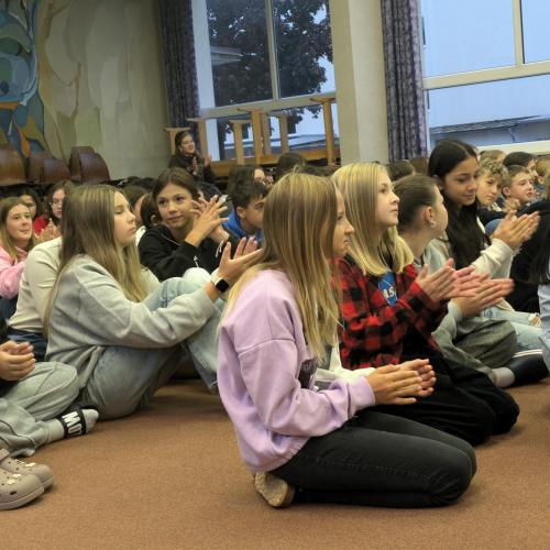 Schüler:innen in Aula.