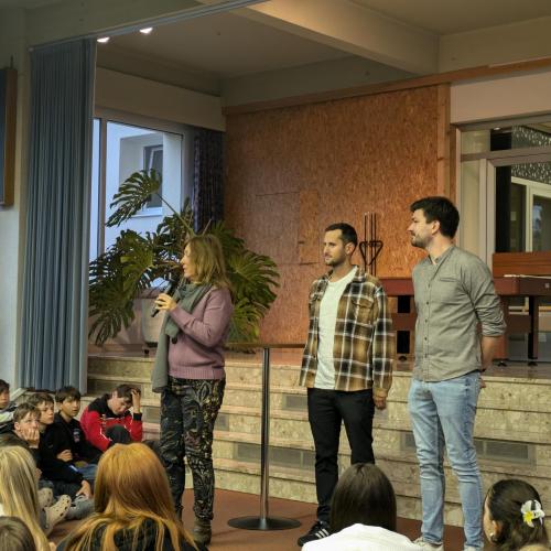 Die Direktorin stellt unsere neuen Lehrpersonen vor.