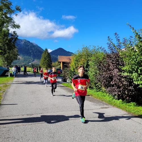 Schüler:innen beim Laufen