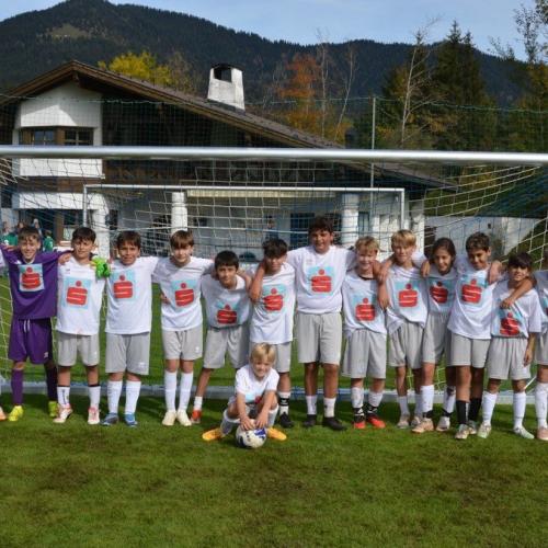 Mannschaftsfoto im weißen Trikot.