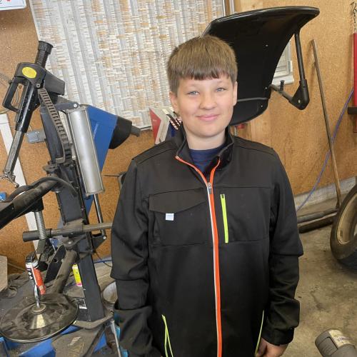 Schüler in einer Werkstatt.