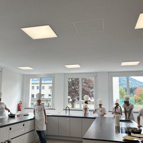 Schüler:innen arbeiten in der neuen Küche.