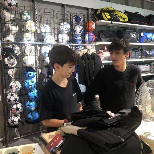 Zwei Schüler im Intersport.