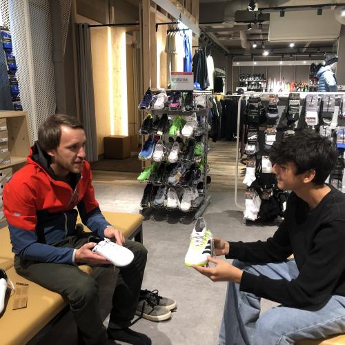 Lehrperson lässt sich von einem Schüler "beraten".