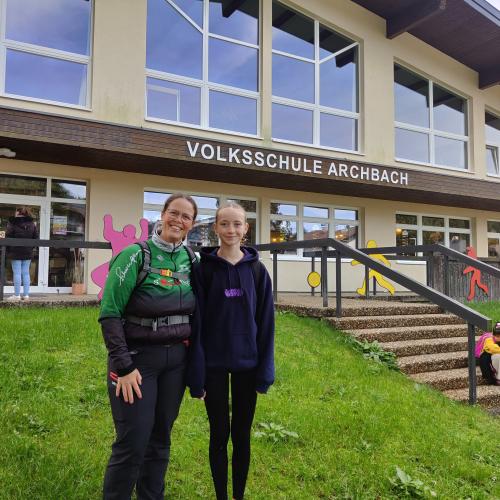 Schülerin vor dem Haupteingang der VS Archbach.