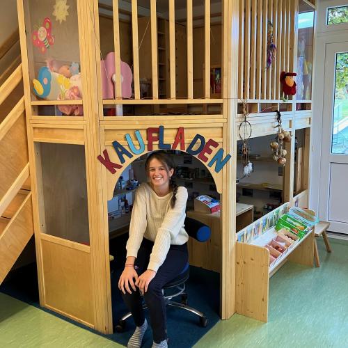 Eine Schülerin im Spielebereich des Kindergartens Weissenbach.