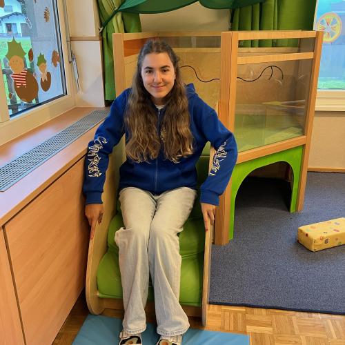 Eine Schülerin rutscht bei den Mühlmäusen.