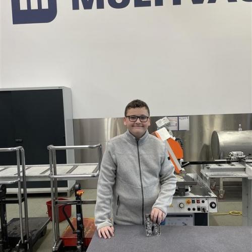 Ein Schüler steht an einer Maschine in der Multivac.