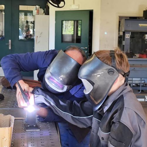 Ein Schüler an der LLA Imst beim Schweißen.