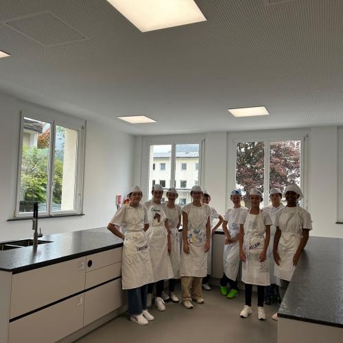 Schüler:innen in der neuen Schulküche.