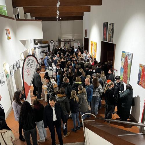 Viele Menschen lassen sich an den einzelnen Ständen der Schulen beraten.