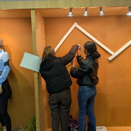 Zwei Schülerinnen gestalten ein Schaufenster.