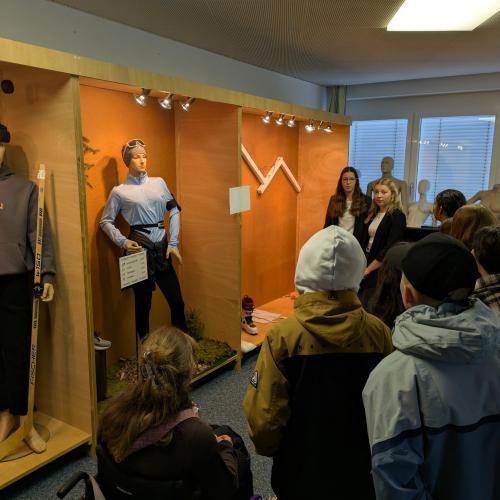 Schülerinnen wird die Aufgabe gestellt, ein Schaufenster zu gestalten. 