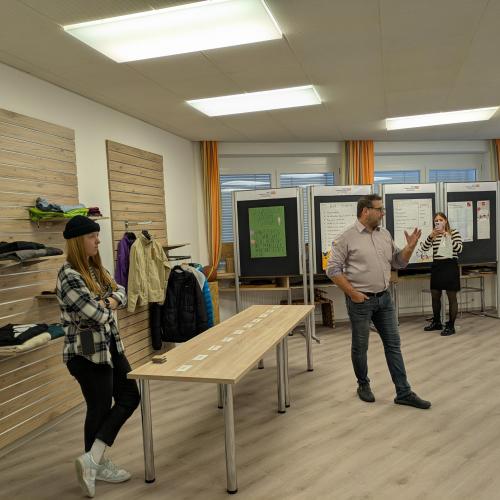 Eine Lehrperson der TBFS stellt die verschiedenen Stationen vor. 