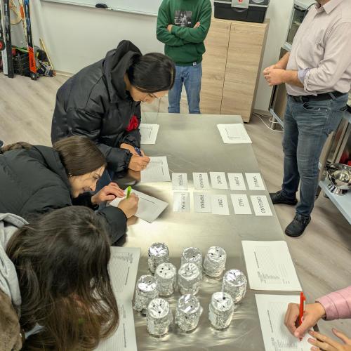 Schülerinnen versuchen verschiedene Gewürze zu erriechen.