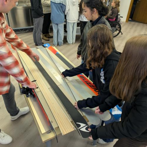 Schülerinnen versuchen die einzelnen Schichten eines Schi zusammenzustellen. 