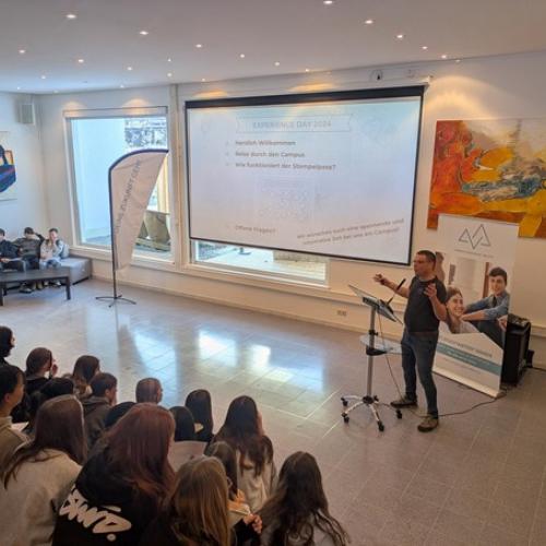 Der Tagesablauf wird in der aula von einem 