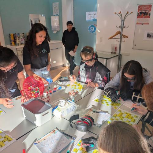 Schüler:innen tragen eine Brille, mit der man schlechter sieht und versuchen ein Spiel zu spielen.