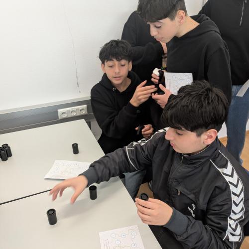 Schüler testen ihren Gehörsinn.