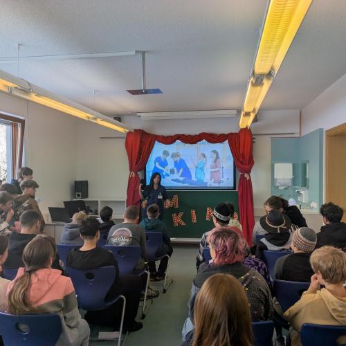 Schülerinnen im Simulationskino.