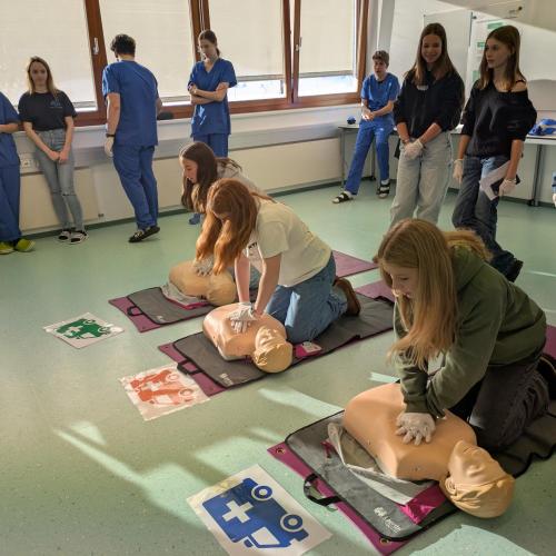 Schülerinnen versuchen eine Reanimation.
