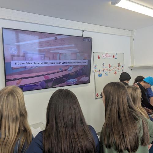 Schülerinnen beantworten ein Quiz.