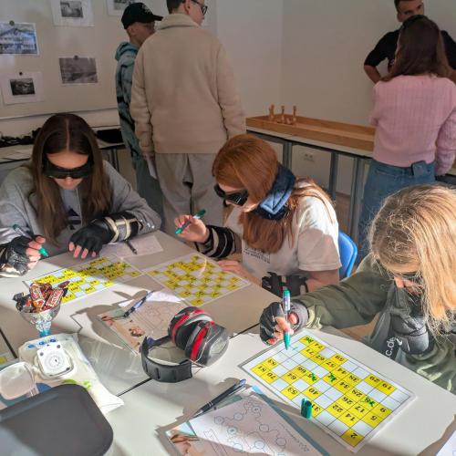 Schülerinnen simulieren eine schlechte Sicht.